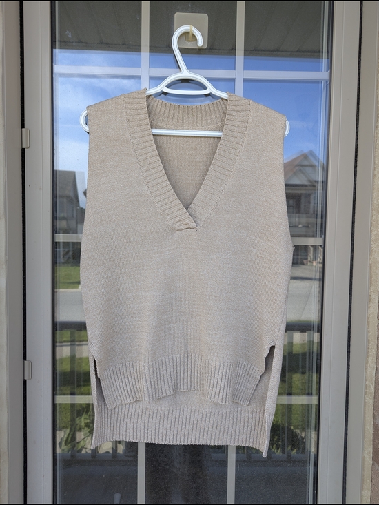 Sweaters - Sleeveless V-Neck Knit Sweater Vest in Beige